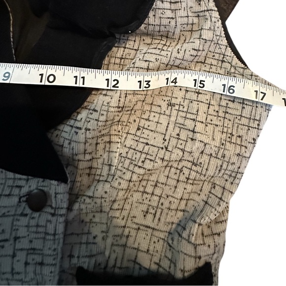 Vintage Women’s Vest with Black Velvet Collar and Accents. No size tag- S/M - Picture 3 of 4
